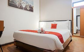 RedDoorz near RS Royal Prima Medan 2